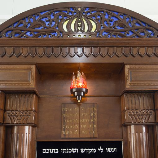 Breslav-Synagogue-Bet-Shemesh-wood-carving-glass-crown with details.