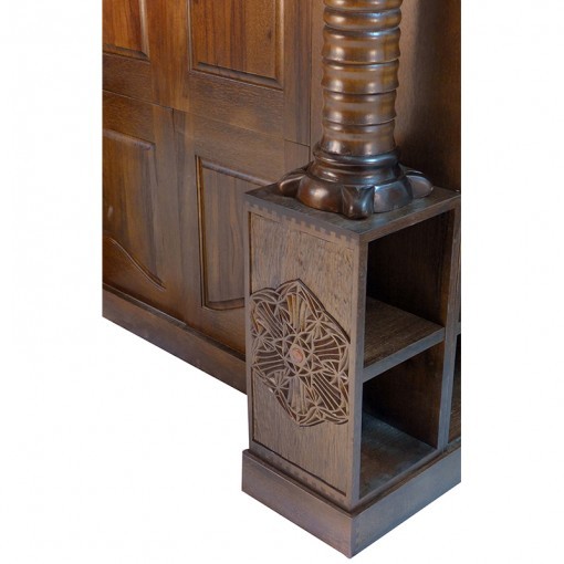 aron kodesh with columns and bookshelves built in