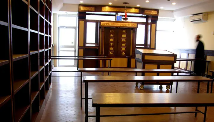 Toronto Yeshiva Aron Kodesh and shelves
