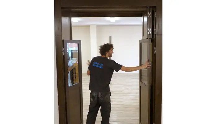 one way mirror open mechitza doors