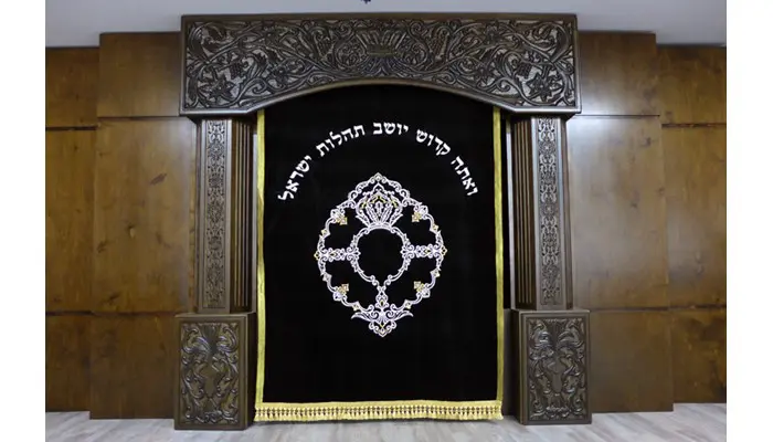 Carved synagogue furniture aron kodesh