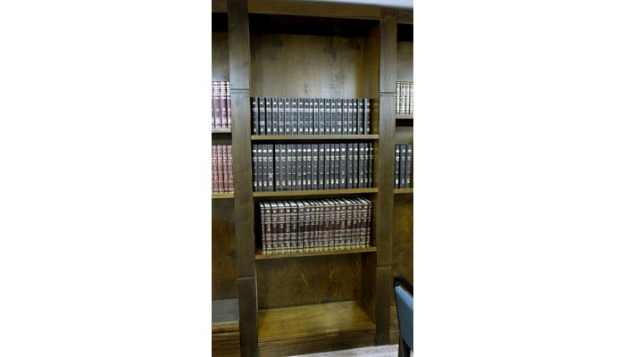 Library shelves Toronto Synagogue